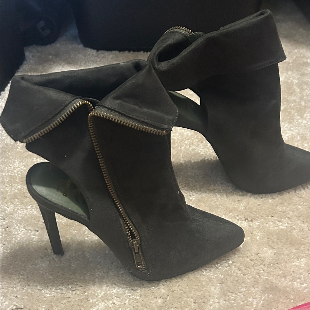 Chic Black Heeled Boots with Zipper Detail